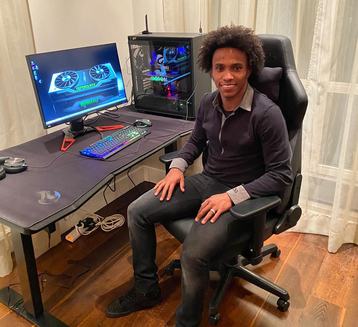 Chelsea Midfielder Willian with his Reign Gaming PC